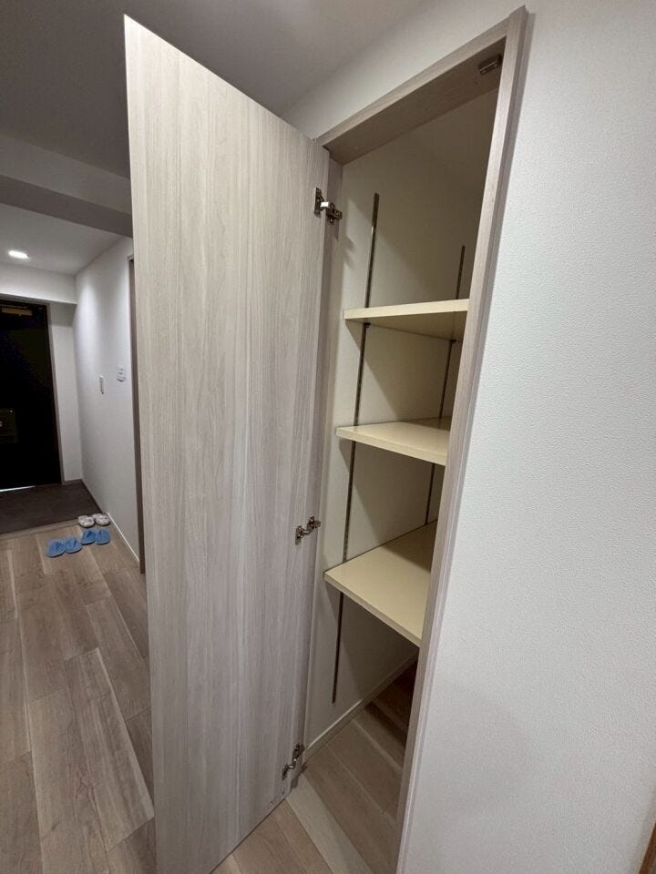 【廊下収納】
廊下にも収納を設けることで、溢れがちな日用品もすっきり収納することが出来ます♪
生活導線に収納を配置することで取り出しやすく、必要な物をすぐに手に取れる動線が確保されます!