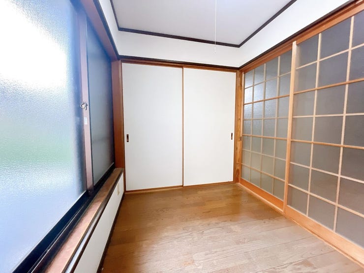 窓から風を感じられる快適なお部屋です。