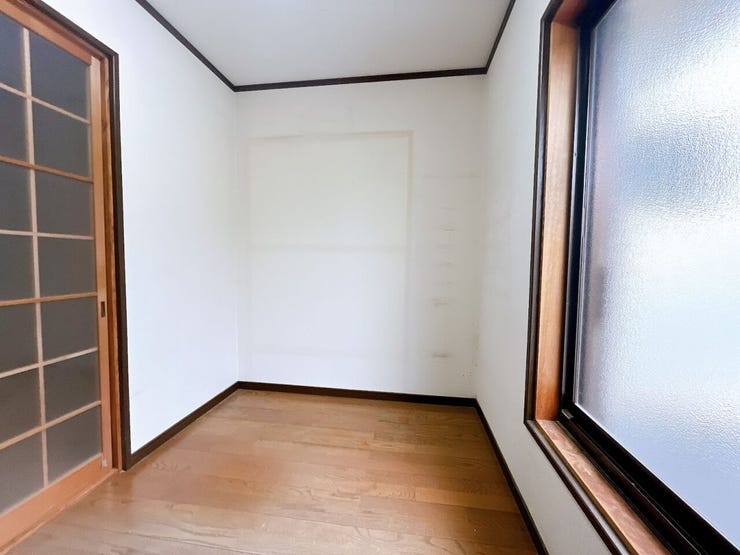 窓から日が差す明るいお部屋です。