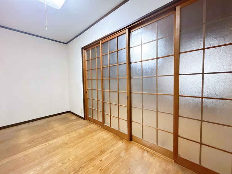 どんな家具にもフィットする床材カラーのお部屋です。