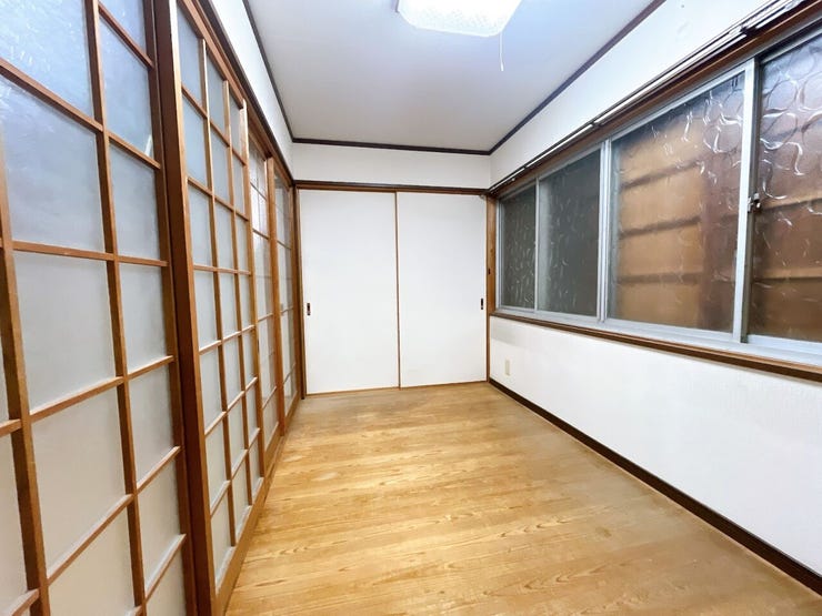 押入れがあり、布団などもたくさん収納できます◎