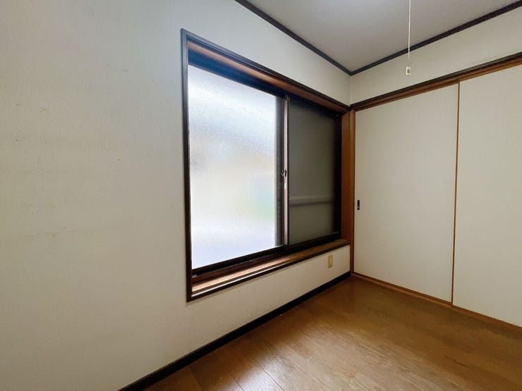 大きな窓から朝日が差し込み、目覚めのよい1日が迎えられそうです◎