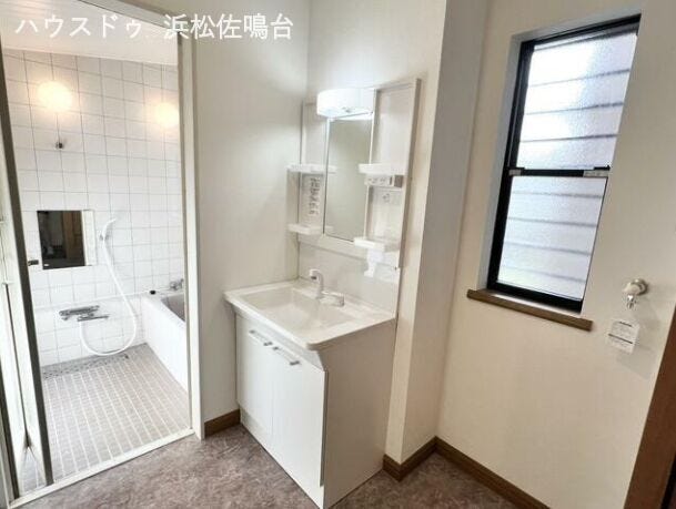 洗面脱衣所全景。シャワー付洗面化粧台