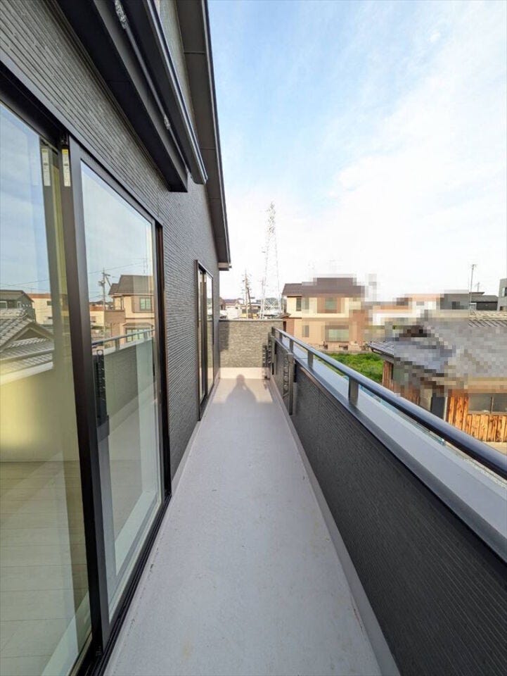 【同社施工例】2つのお部屋に面した奥行きのあるバルコニーですのでシーツやお布団もゆったり干せます