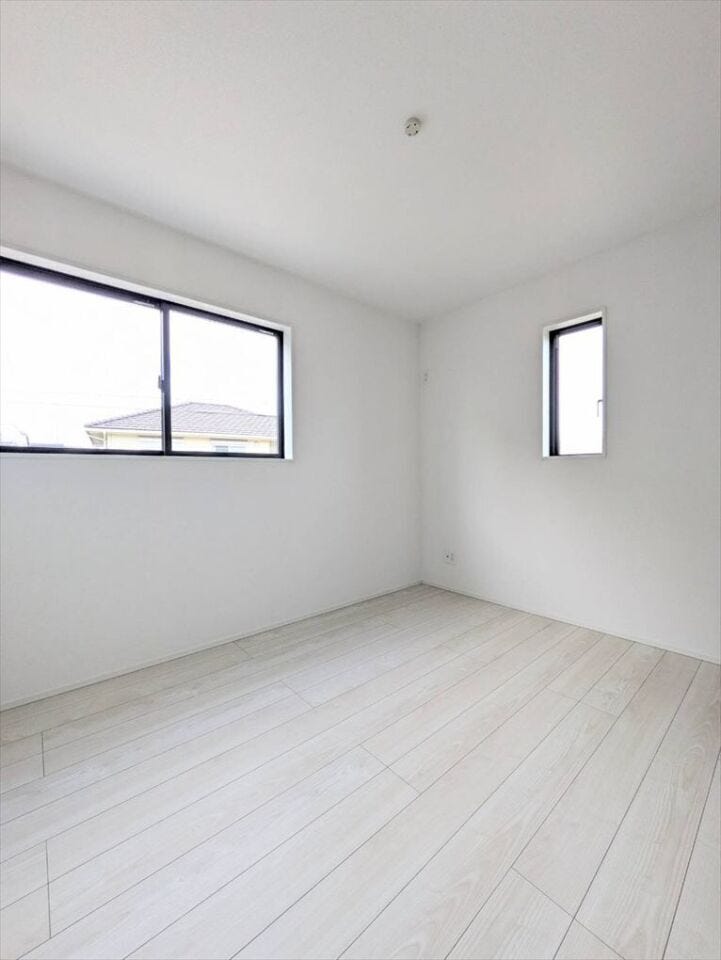 【同社施工例】腰窓のみのお部屋ですので、家具が配置しやすいです!