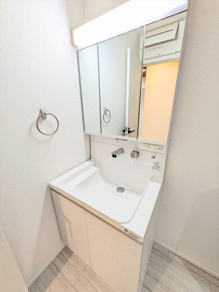 【同社施工例】ワイドな鏡を備え、小物収納もたっぷりの洗面化粧台
