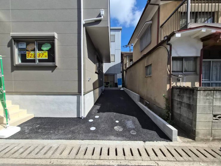 車種によりますが縦列で2台お車停められます♪