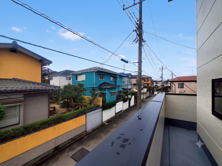 【Balcony】日当たりの良いバルコニーはお洗濯物がしっかり乾きやすく、毎日の家事にも重宝します。