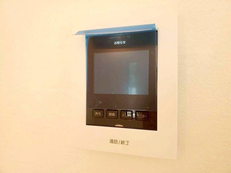 【Facilities】来訪者を確認できるモニター付きインターホンで、防犯面も安心です。