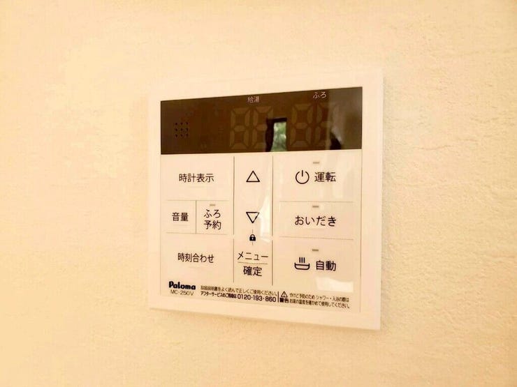 【Facilities】お湯の温度調整がラクな給湯器リモコン付き。追い焚き操作も簡単です。