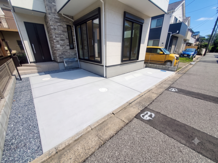 【Exterior】ゆとりのある駐車スペース付きで、車の出し入れもスムーズに行えます。