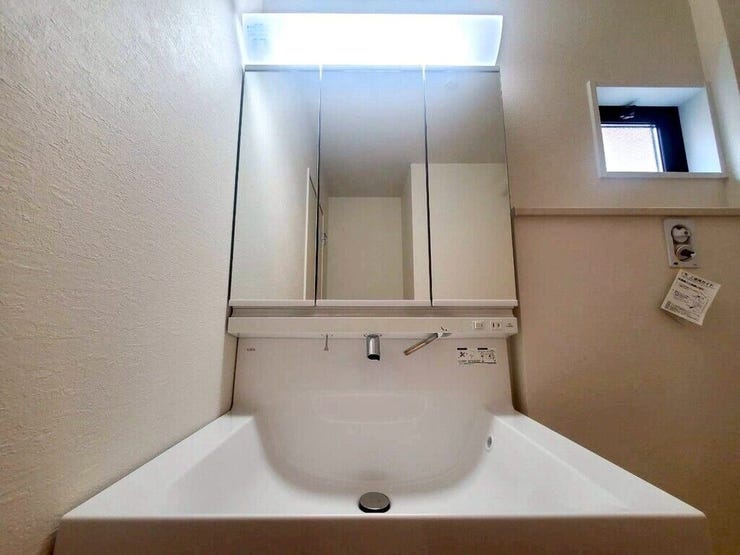 【Washroom】毎朝の準備がスムーズに。広めの洗面台と収納が使いやすい洗面所です。