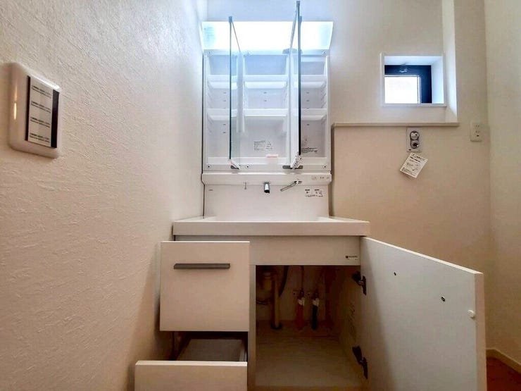 【Washroom】すっきりとしたデザインで、毎日の生活が快適に。収納も豊富な洗面所です。