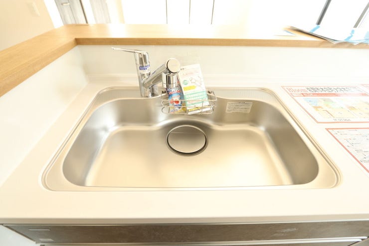 水跳ね音がとても静かなシンク。浄水一体型シャワー水栓でシンクの隅までラクラク掃除ができます。