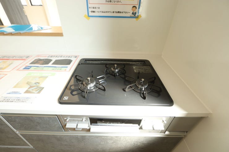 3口横並びで一度に3品同時調理もラクラク。調理スペースもゆったり確保◎