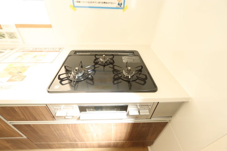 3口横並びで一度に3品同時調理もラクラク。調理スペースもゆったり確保◎