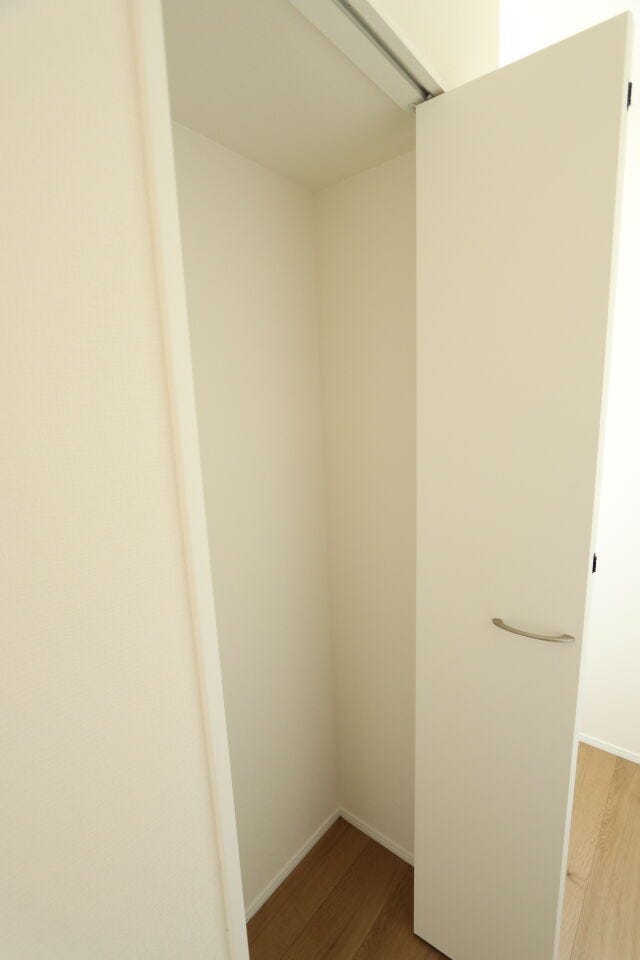 リビングに扉付き収納を設けており、生活感を抑えながらすっきりとした空間を保てます。