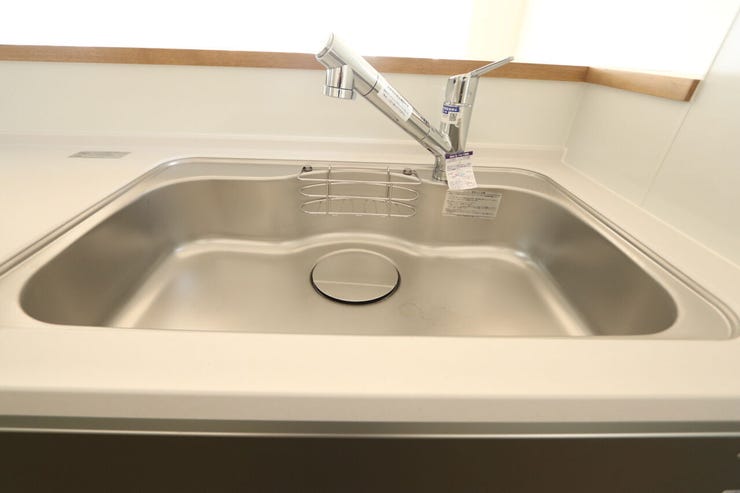 水跳ね音がとても静かなシンク。浄水一体型シャワー水栓でシンクの隅までラクラク掃除ができます。