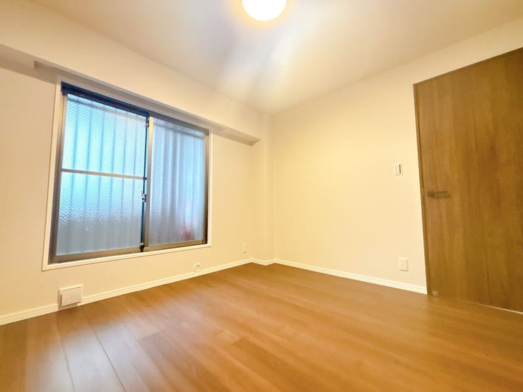 窓から日が差す明るいお部屋です。