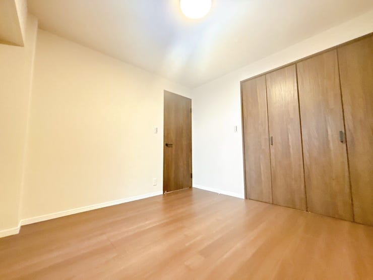 どんな家具にもフィットする床材カラーのお部屋です。