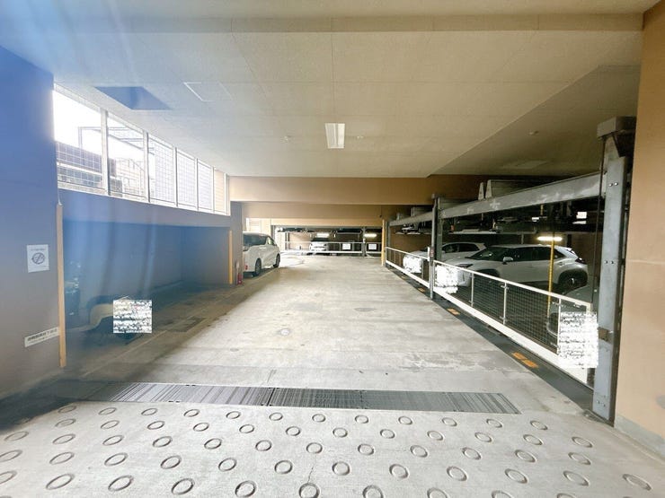 広々とした駐輪場で車の出し入れもスムーズにできます。
