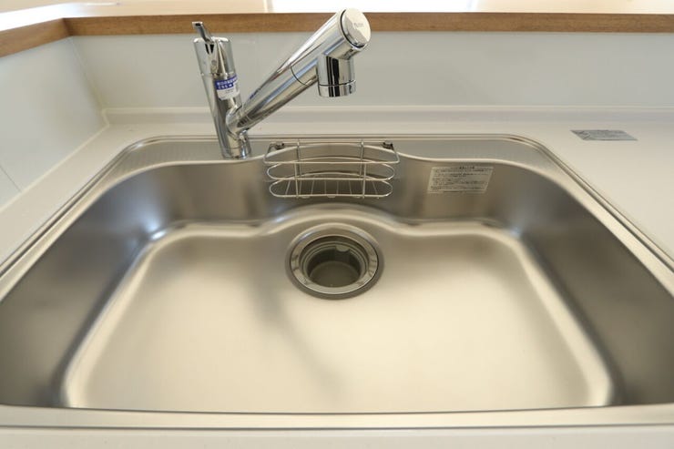 水跳ね音がとても静かなシンク。浄水一体型シャワー水栓でシンクの隅までラクラク掃除ができます。