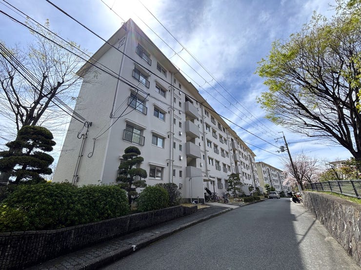【外観】
緑豊かで閑静な高台に佇むマンション。スーパーまで徒歩5分と日々のお買い物もスムーズです。