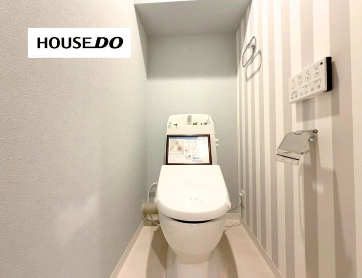 アクセントクロスがおしゃれなトイレ空間。温水洗浄便座付きです。