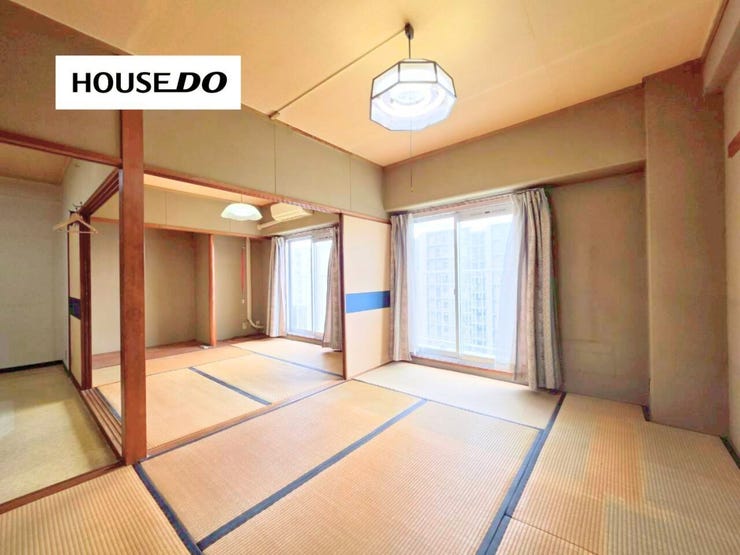 南向きの大きな窓からたっぷりの陽光が差し込む明るい和室。二間続きの開放感ある空間は、ご家族のくつろぎスペースや来客用のお部屋としても活躍。心落ち着く和の住空間です♪