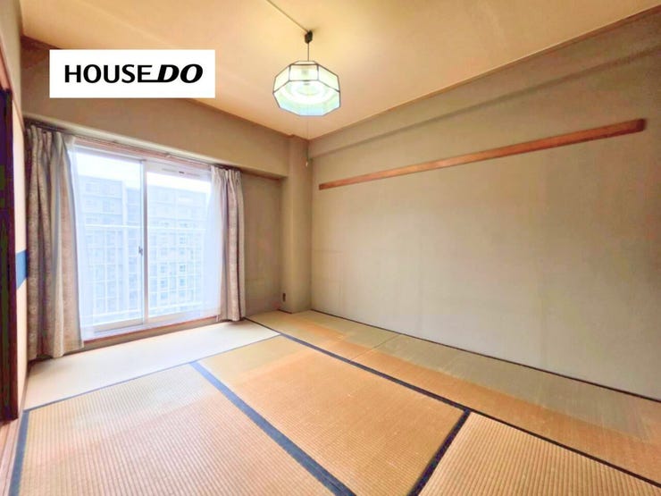 南向きバルコニーに面した陽当たり良好な和室。明るく開放的な空間は、ご家族のくつろぎスペースや寝室として最適。和室ならではの落ち着きと快適性を兼ね備えています!