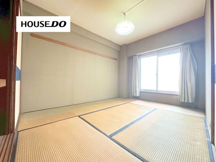 陽当たり良好な和室!大きな窓から心地よい光が入り、開放感あふれる空間です。主寝室や客間としても使いやすく、落ち着いた時間を過ごせる住空間が魅力です。
