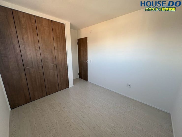 ■洋室■
明るく落ち着いた雰囲気の洋室で、ゆっくりと過ごせる居心地の良い空間です。
寝室や子ども部屋など、用途に合わせて使いやすいお部屋です。