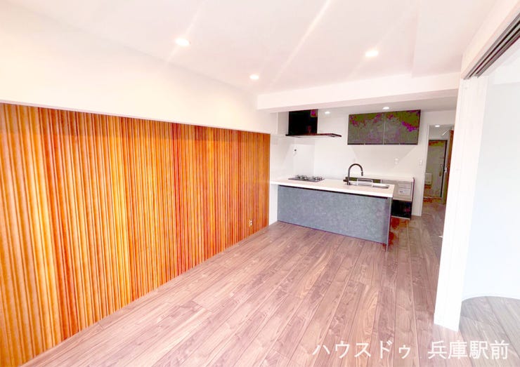 【リビング】
◇「開放的な対面スタイルのペニンシュラキッチン」 を採用しており、家族やゲストと会話を楽しみながら料理ができます。