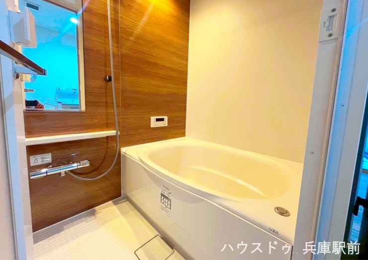 ◇天候や時間を気にせず洗濯物を乾かせる「浴室乾燥機(暖房機能等付き)」を標準装備。 木目調のアクセントパネルがおしゃれで、1日の疲れをゆったり癒やせるリラックス空間です。