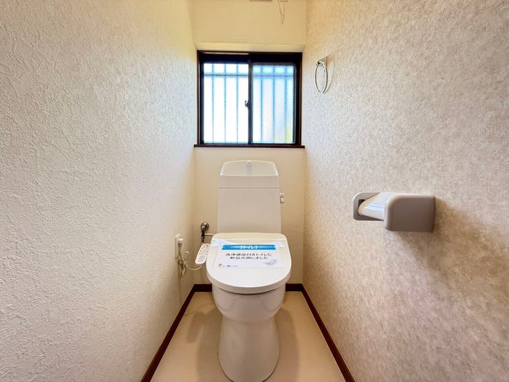 温水洗浄便座付きで年中快適にご使用いただけます♪窓から光も入り、換気も簡単に行えます♪