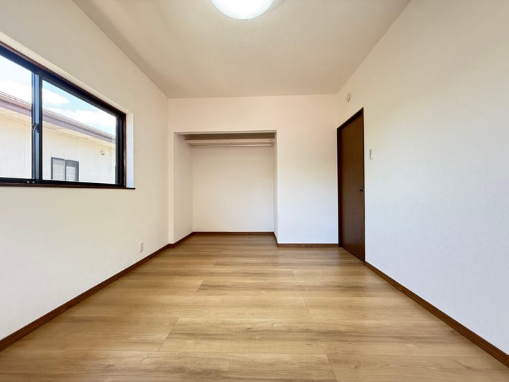 6帖洋室
収納付きで余分な家具を置かずに済み、お部屋の用途をシンプルにできます♪