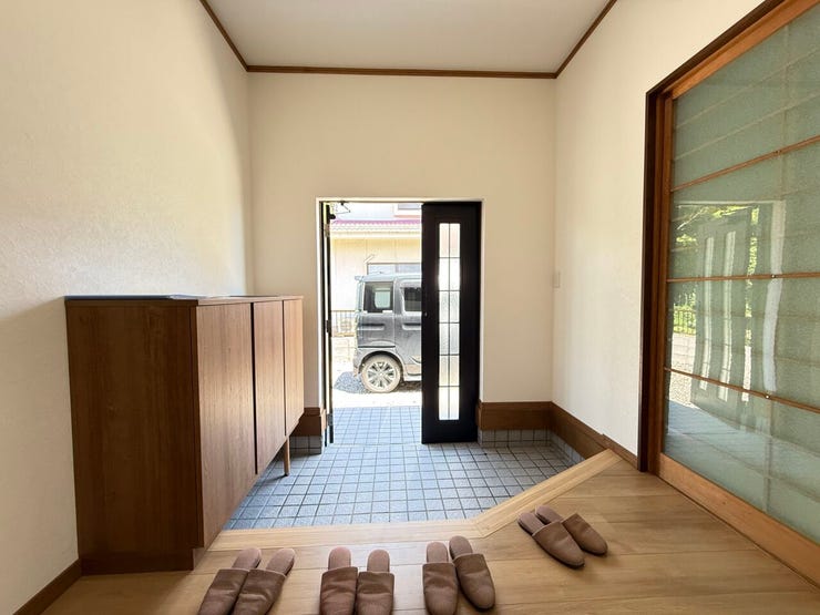 暗くなりがちな玄関も中央スリットデザインのドアから入る自然光で明るくなりますね♪日中は電気をつけずに過ごせるので省エネにも貢献◎