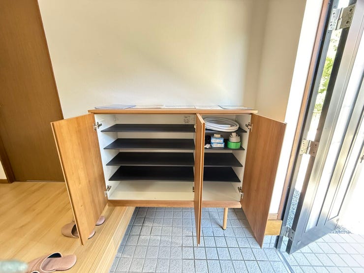 収納棚は可動式で、靴の高さに合わせて自由にレイアウト可能。