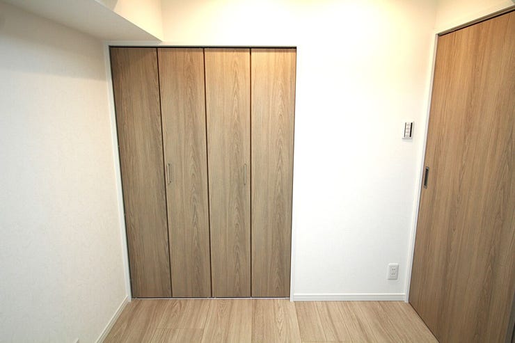 家具の配置のし易い室内です。趣味の部屋としても充分な広さを確保しております。