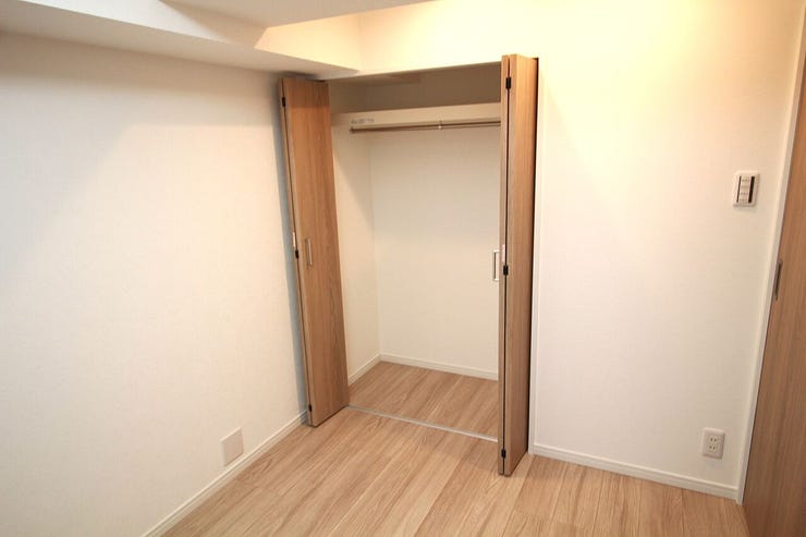 【クローゼット】洋服の保管やしまうスペースは大人1人につき約一畳分が理想です。通路を確保できればより快適に使いこなせます。
