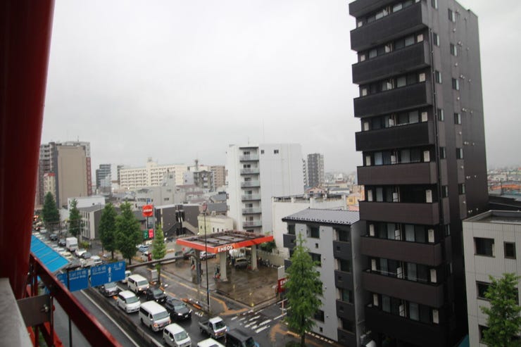 とても心地よい風が入ります。青空を眺めながら一息つける環境です。