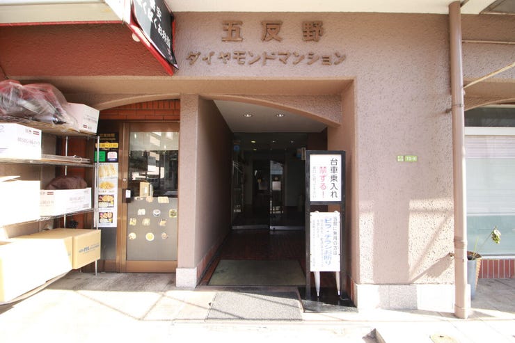 外と内をつなぐエントランスは、まさに顔となる場所。格調高い雰囲気を漂わせて上質な空間を作り出します。
