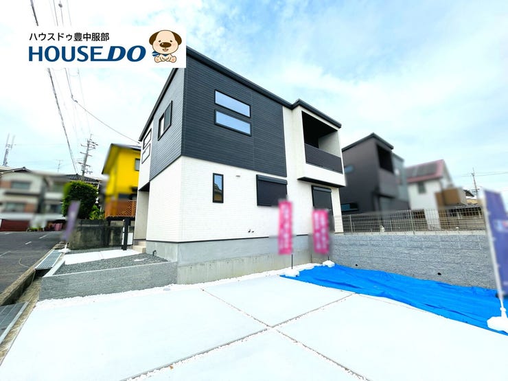 閑静な住宅街の中の資産価値の高い角地に立地。カースペースも広く、楽々お車を2台駐車頂けます。また、前面道路も広く交通量も少ない為、小さなお子様のいるご家庭でも安心のお住まいです♪