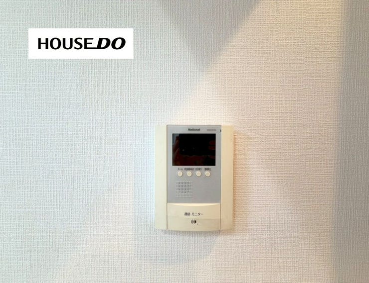 来訪者を映像で確認できるモニター付きインターホン。防犯面にも配慮されています。