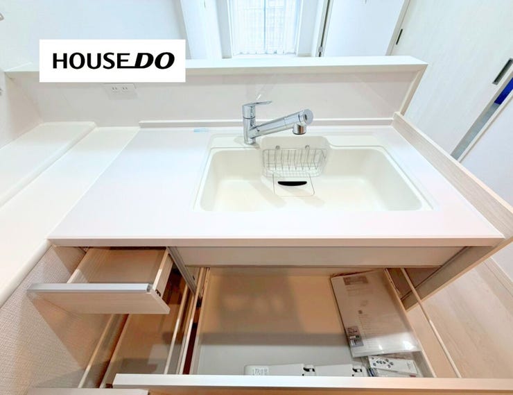 引出し収納を採用した使いやすいキッチン。調理器具や食器もすっきり収納できます。