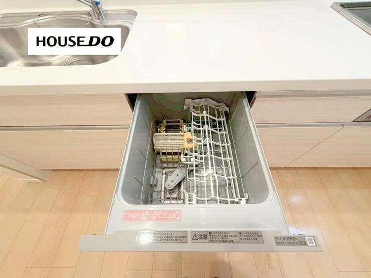 食器洗い乾燥機付きで毎日の後片付けもラクラク。忙しい共働き世帯や子育てファミリーに嬉しい、家事効率を高める便利な設備です。