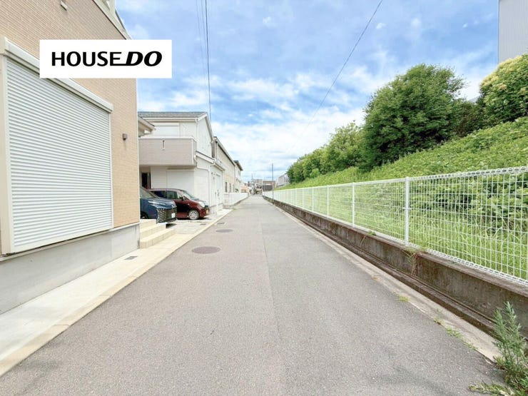 閑静な住宅街に佇む住まい。見通しの良い前面道路で車の出し入れもスムーズ。交通量も少なく、子育て世帯に嬉しい落ち着いた住環境です。
