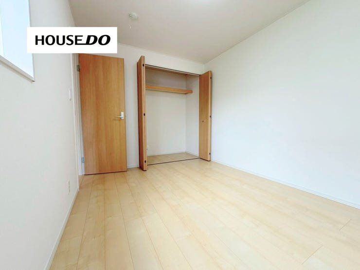 収納付きの明るい洋室。子ども部屋や主寝室として使いやすく、家具の配置もしやすい快適なプライベート空間です。