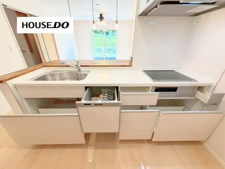大容量のスライド収納を備えた対面キッチン。調理器具や食器もすっきり片付き、毎日の家事がはかどる使い勝手の良い空間です。