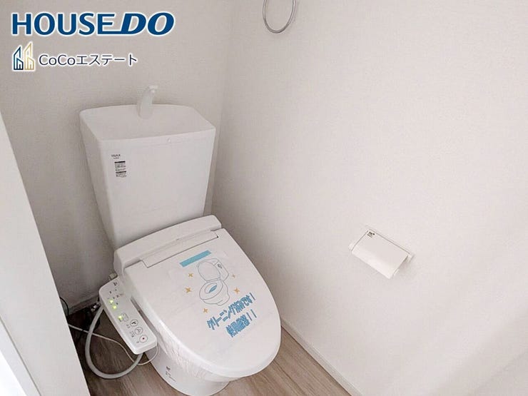 □■トイレ■□
温水洗浄便座付きトイレ♪
冬場や冷え込む時期にもお尻を温かく快適に保ちます。
また、汚れにくく掃除しやすい設備です。